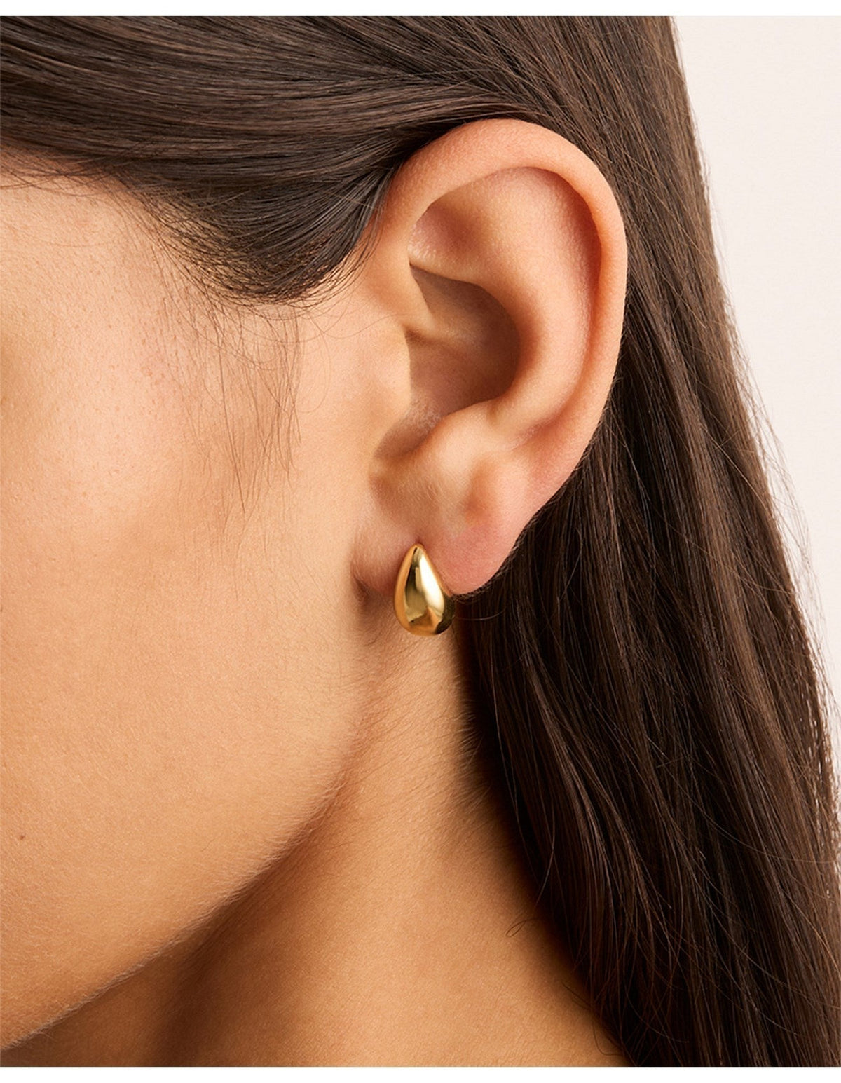 Refined golden earrings with elegant dangling details