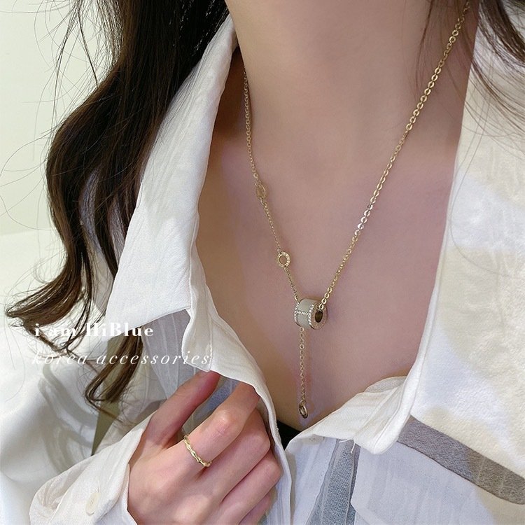 Kaelakee rõngastega ja tsirkooniga