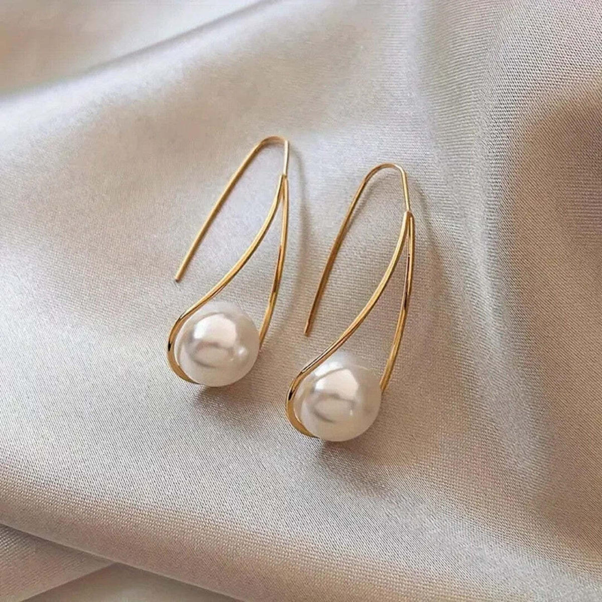 Elegantsed rippuvad pärlikõrvarõngad