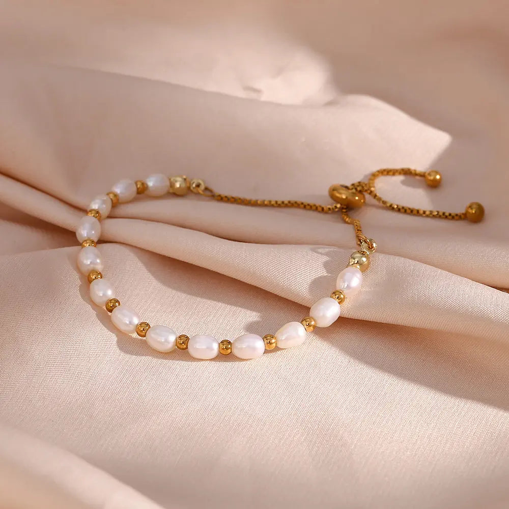 Elegantne romantiline käevõru pärlitega