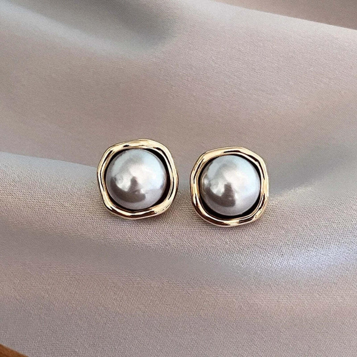 Elegantsed mustad pärlikõrvarõngad