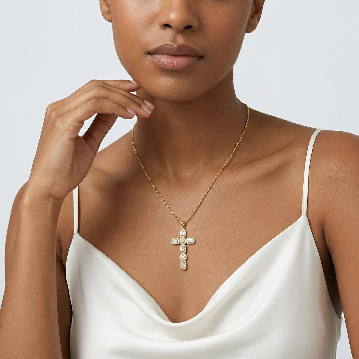 Evangelina teemantiga ristikujuline kaelakee
