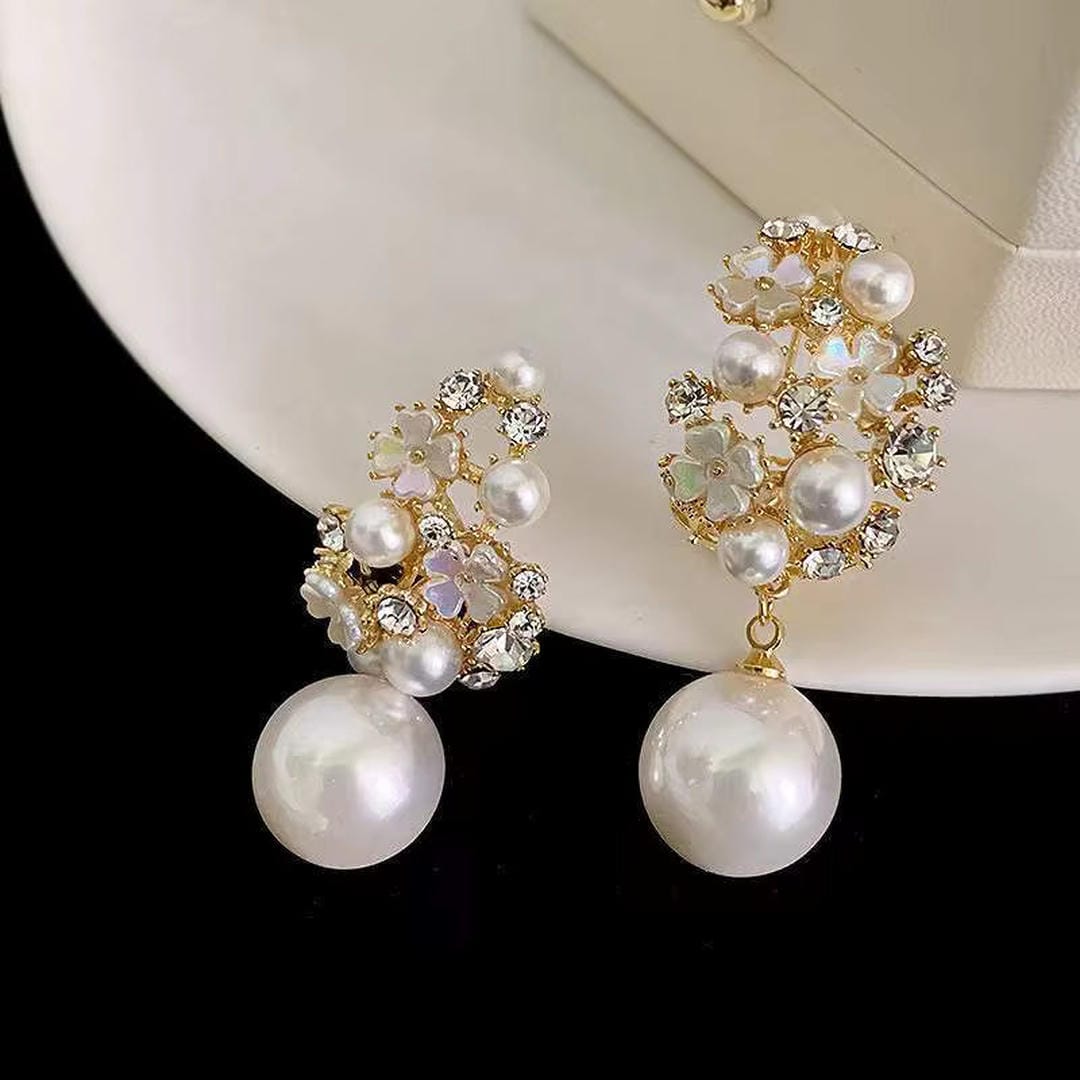 Elegantsed lillekesekujulised pärlikõrvarõngad