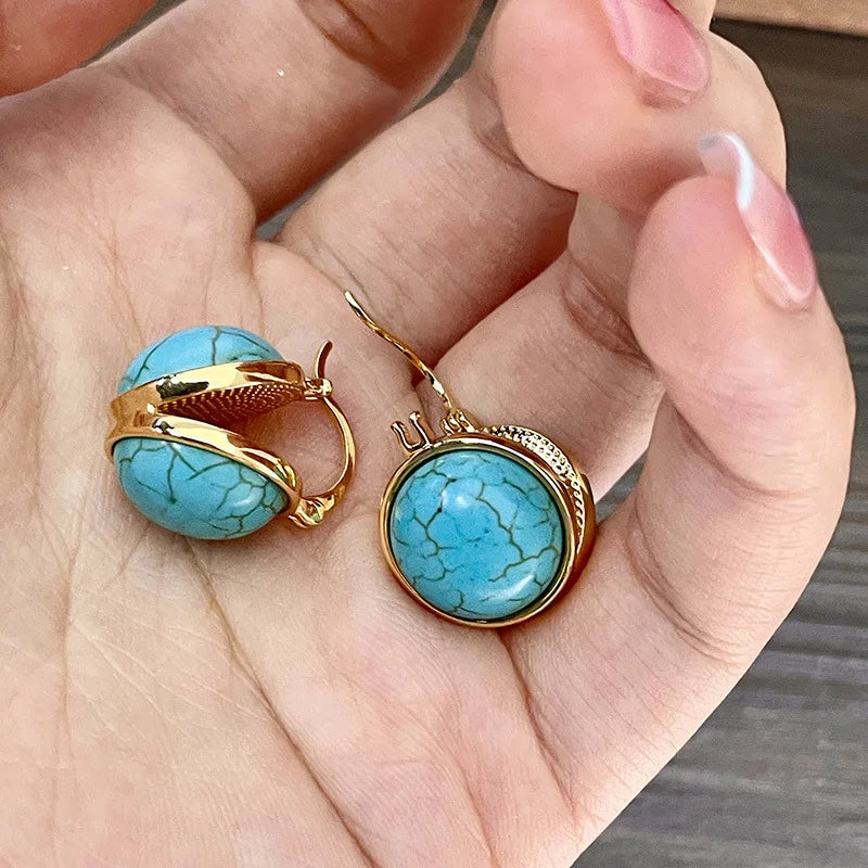 Elegantsed geomeetrilised naelkõrvarõngad türkiisiga