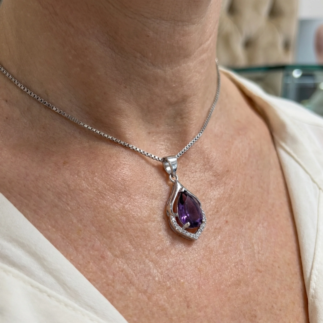 Valgekuldne poolkuukujuline kaelakee "Selvara"