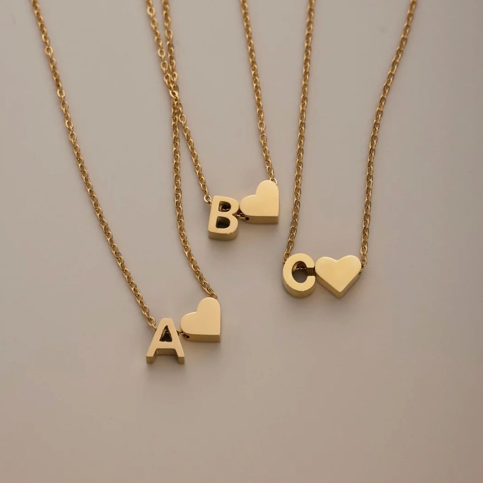 Kuldne kaelakee initsiaaliga "Igavene armastus" "Emília"