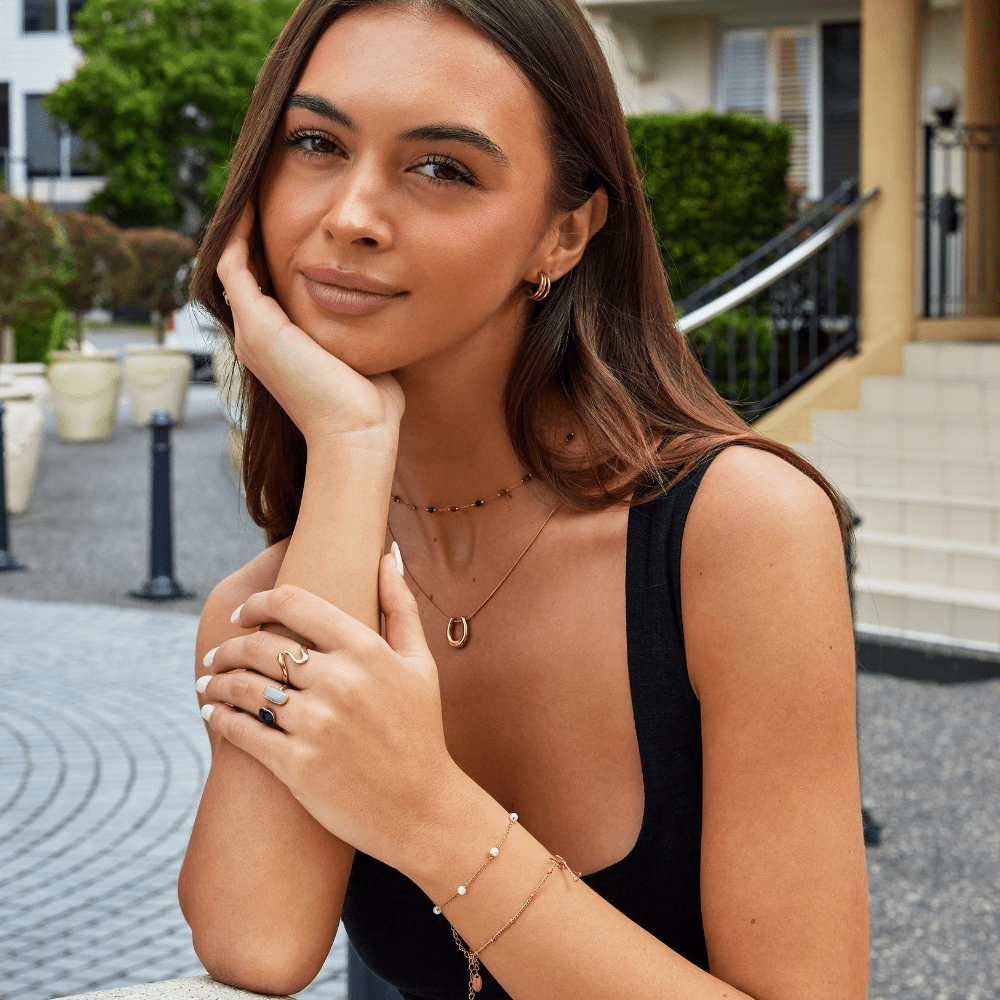 Kuldne hobuseraua-kujuline kaelakee "Petra"