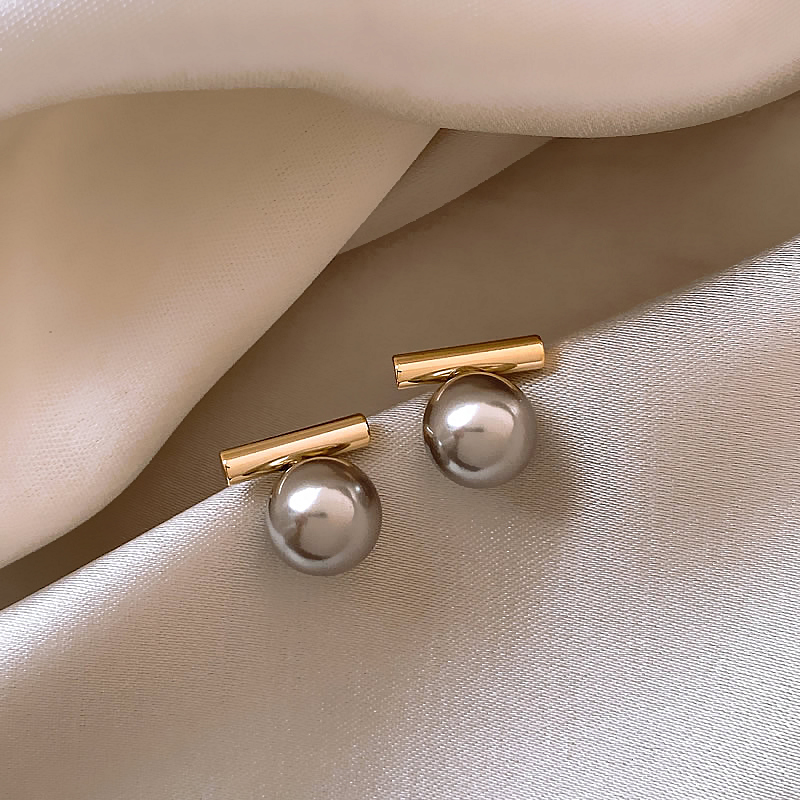 Elegantsed kuldsed tumedad pärlikõrvarõngad