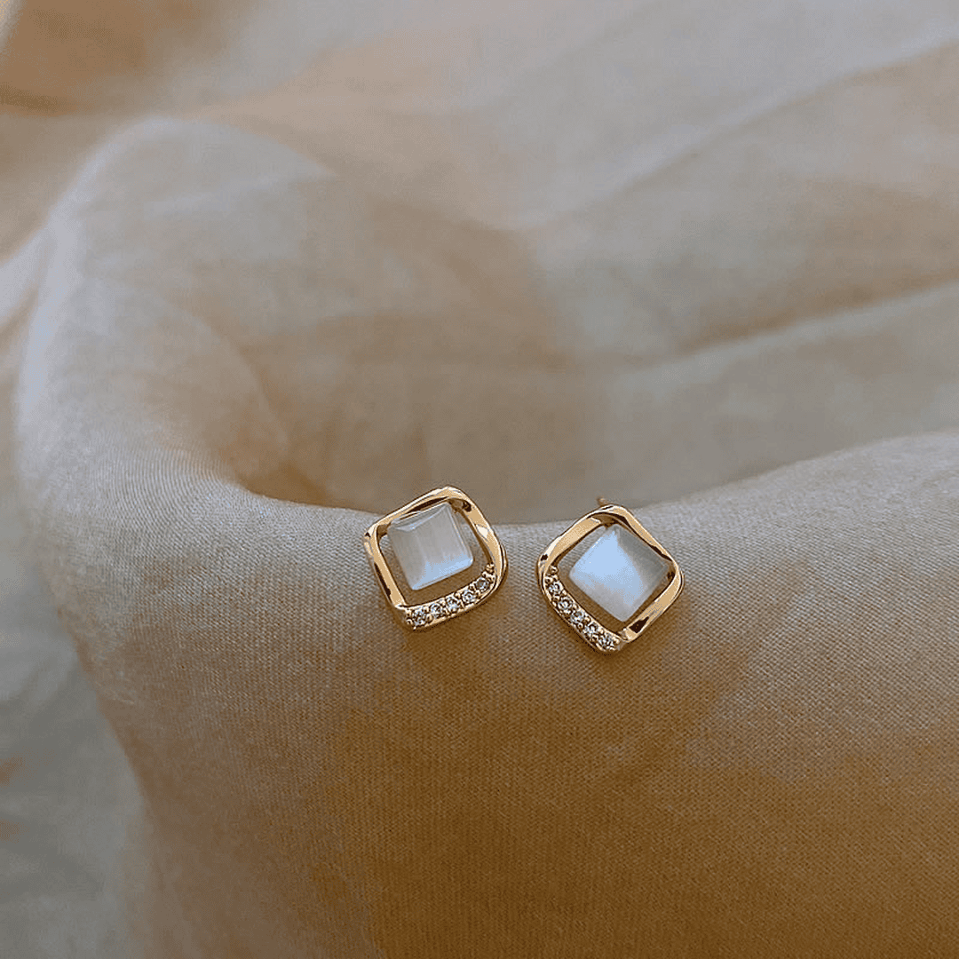 Elegantsed kõrvarõngad kuldse kuukristalliga