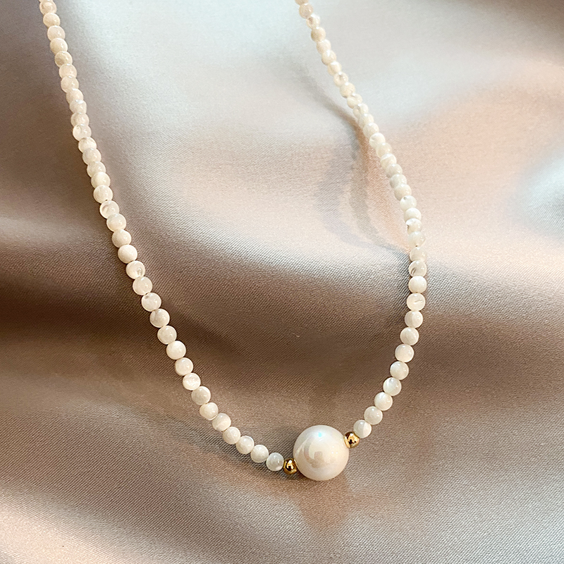 Elegantne käsitöö-pärlikaelakee
