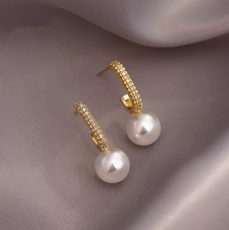Elegantsed heledad kuldsed pärlikõrvarõngad