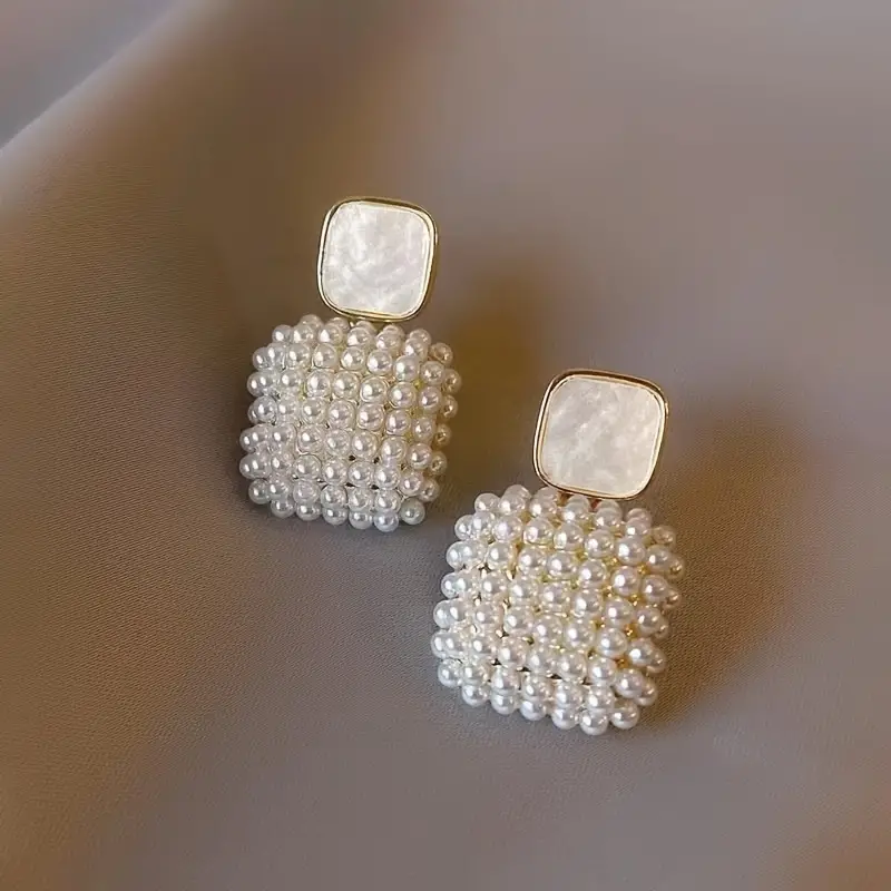 Ruudukujulised kõrvarõngad elegantsete pärlitega