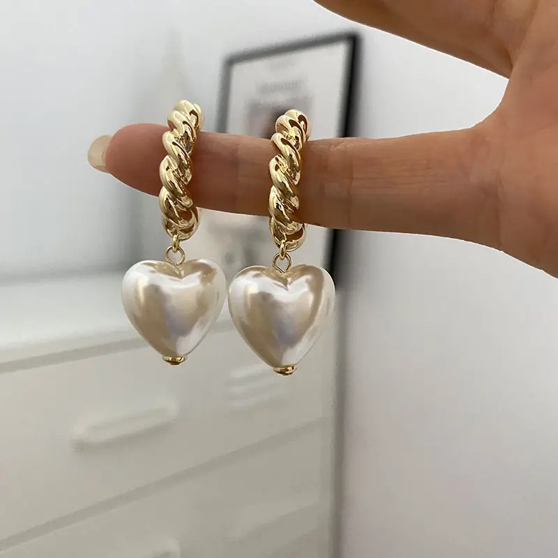 Elegantsed südamekujulised pärlikõrvarõngad