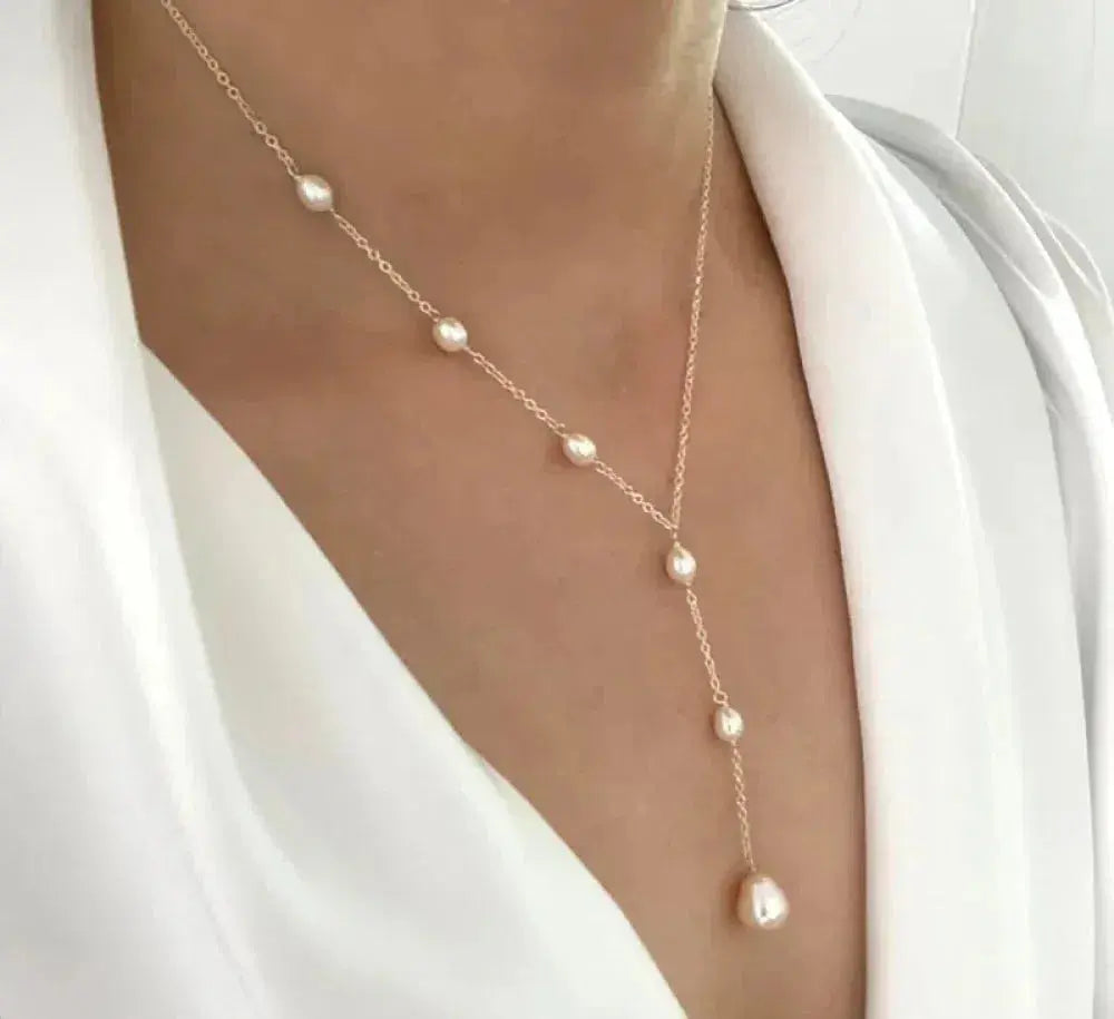 Elegantne vintage kaelakee ripatsi ja pärlitega